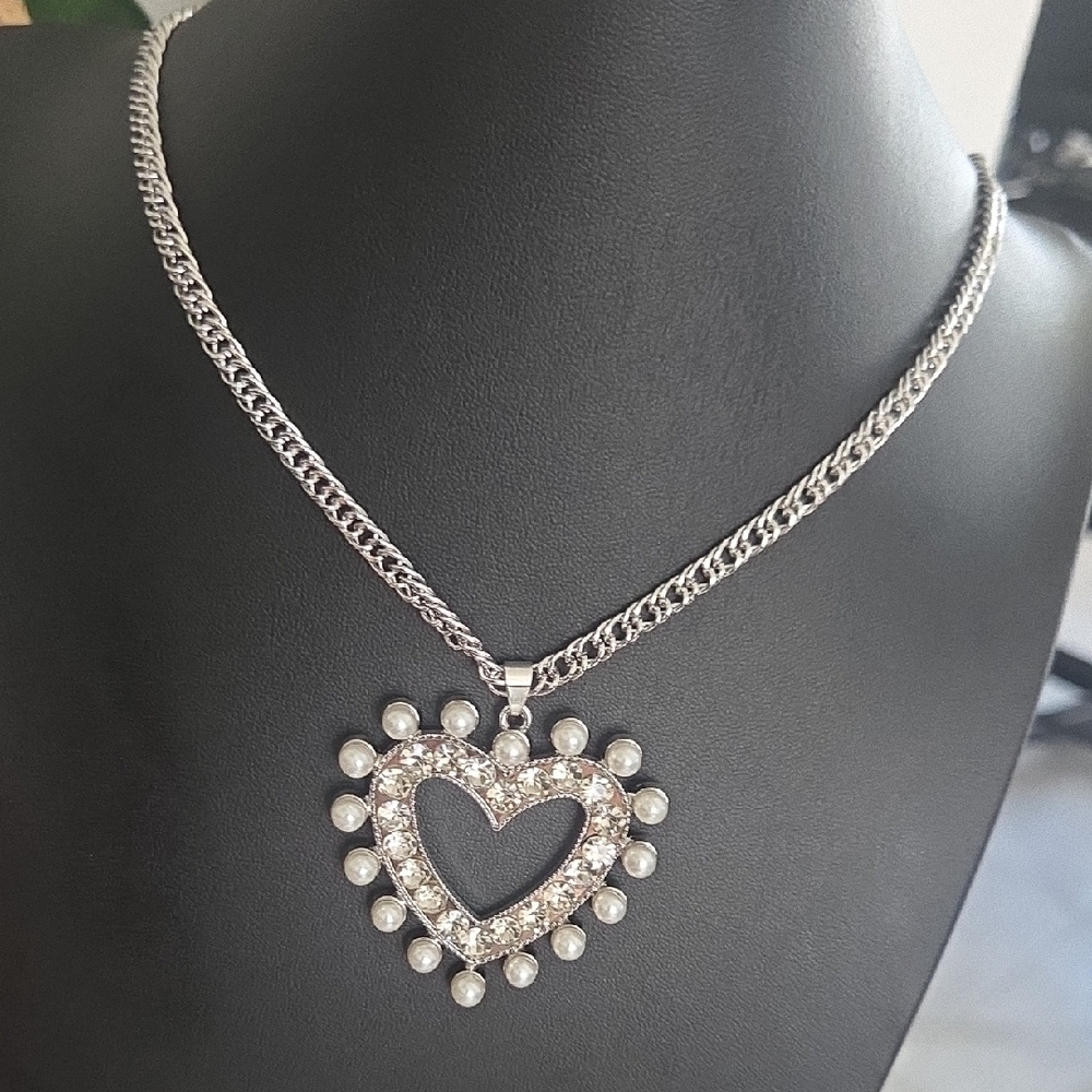 Paparazzi Pearl Heart /Rhinestone Necklace NWT